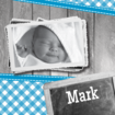Stoer jongens geboortekaartje met je eigen foto krijtbord lint hout en ruitjes
